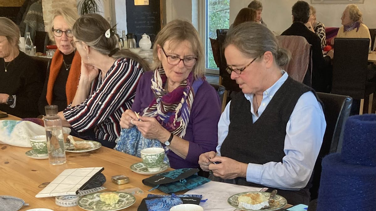 Strikkecafé på Dambækgaard: En hyggelig eftermiddag for alle strikkeentusiaster