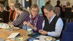 Strikkecafé på Dambækgaard: En hyggelig eftermiddag for alle strikkeentusiaster