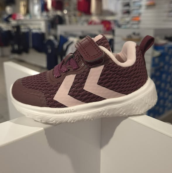 Sportigan Farsø sælger Hummel Actus Recycled sko til børn for 175 kr.