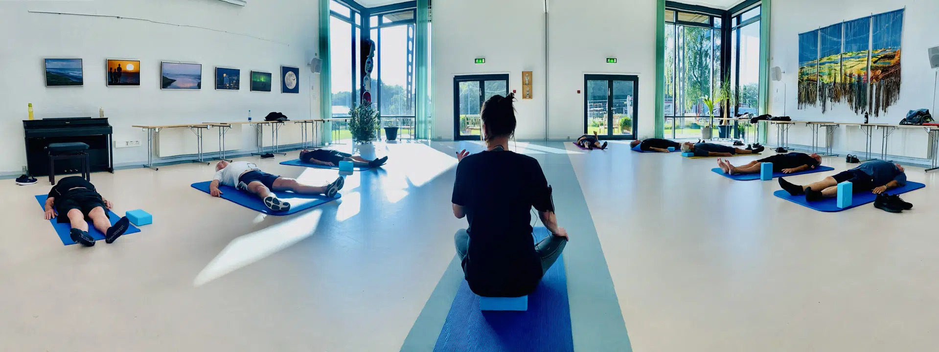 Pensionist Poul finder glæde og fællesskab i yoga for mænd i Storvorde Aktivitetscenter