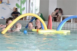 Herning Svømmehal inviterer til Baby Aqua for forældre og babyer tirsdag og torsdag kl. 10.30-11.00