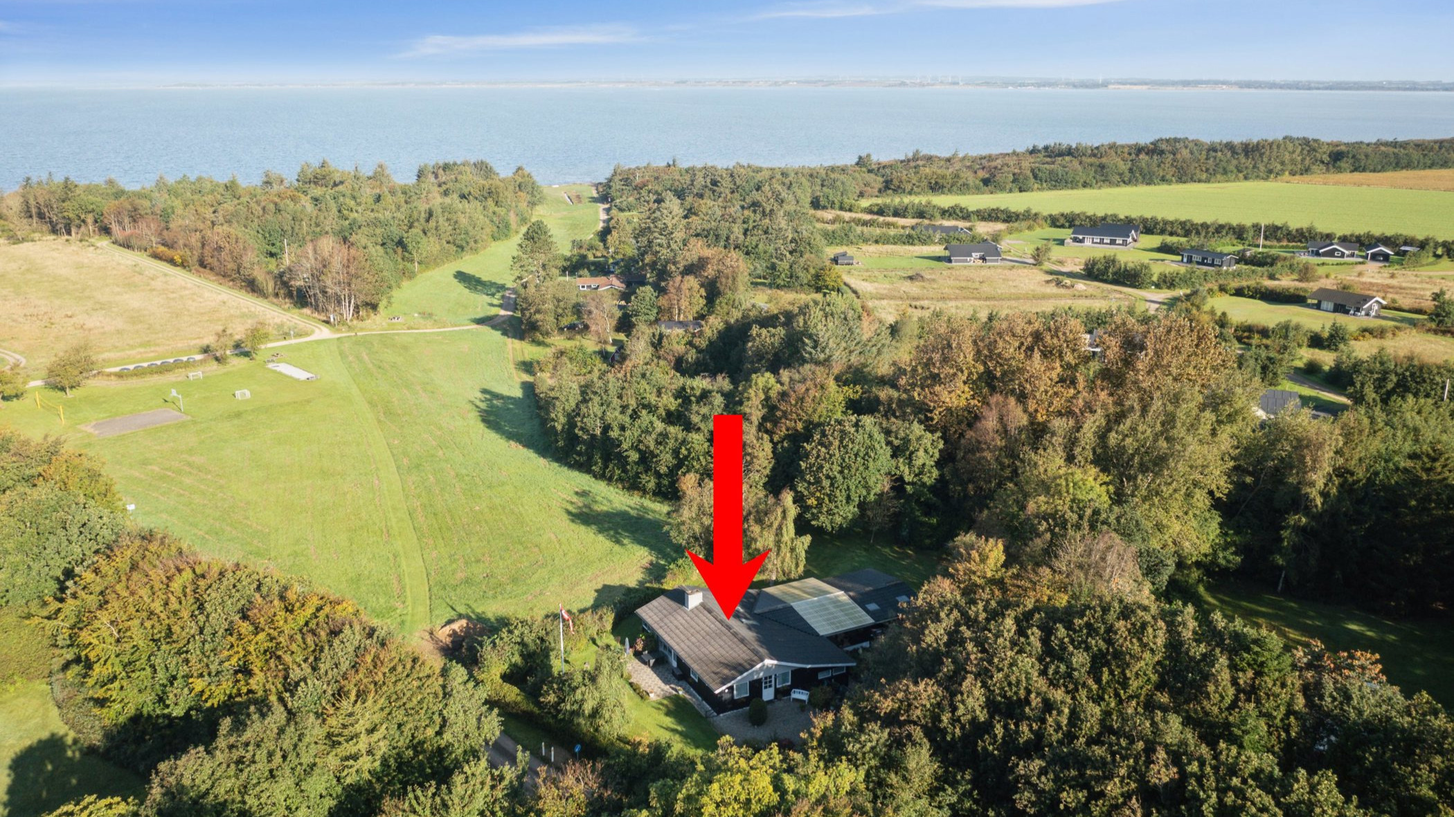 Charmerende fritidshus ved Vadum Strand med udsigt til Limfjorden til salg