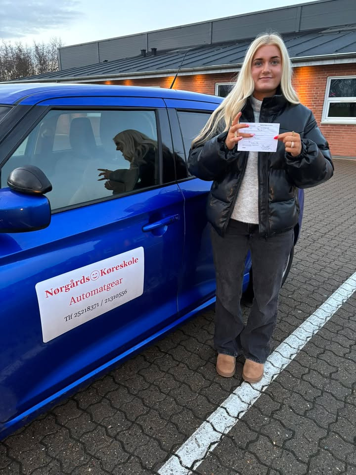 Nørgaards Køreskole fejrer endnu en elev, Clara Jensen, med bestået køreprøve i Kås