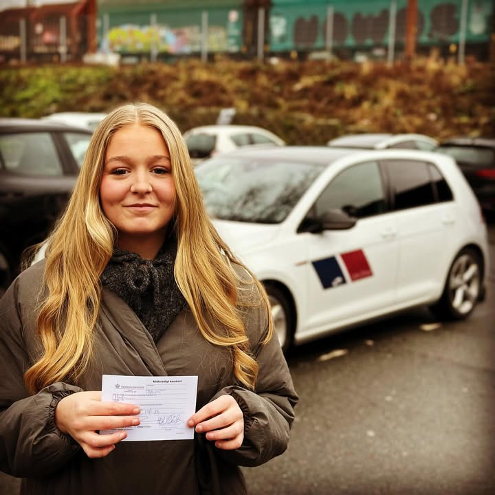 Lets Drive ønsker Mia tillykke med kørekortet og fejrer med sushi