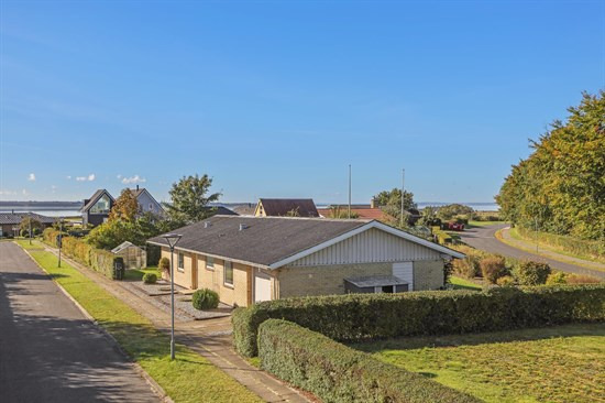 Til salg hos Mæglerhuset - Aabybro: Etplansvilla på stor grund med fjordkig på Gjøl