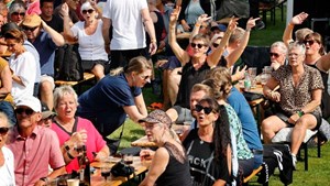 Dolphin Hotel Herning fremhæver stemningsreportage fra Herning Folkeblad om festivalens første dag