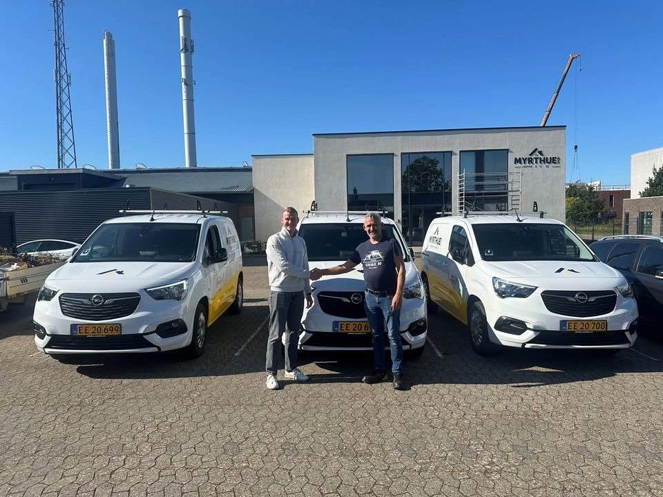 Jørgen Laursen A/S leverer tre nye elektriske Opel Combo-e varebiler til Myrthue A/S