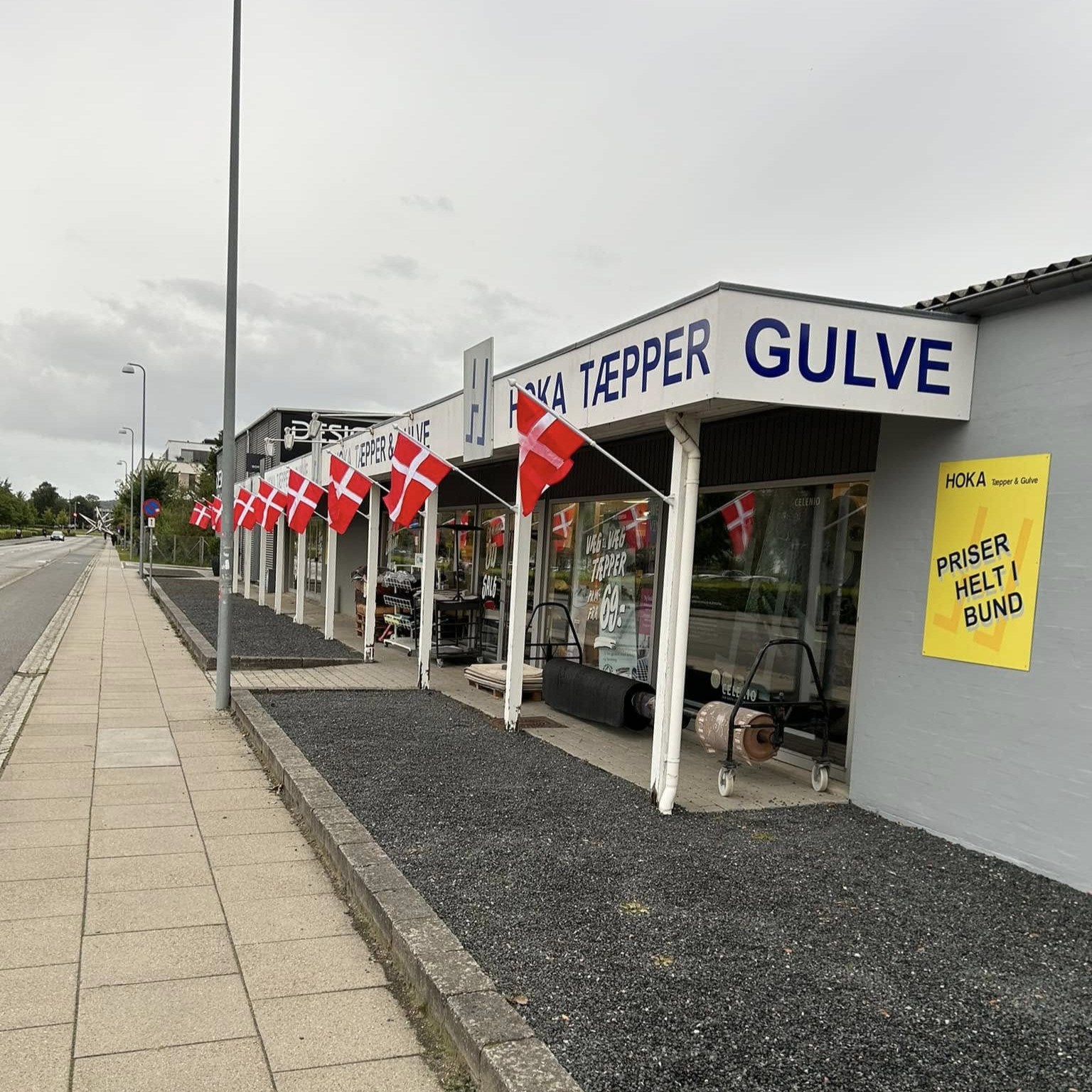 HOKA TÆPPER & GULVE ApS
