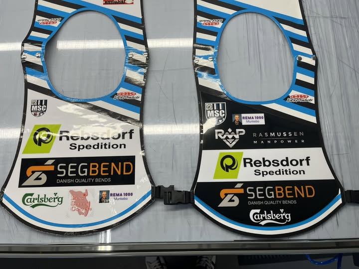 Munkebo Speedway Club præsenterer nye nummerveste med sponsor Rasmussenmanpower til match i Fjelsted