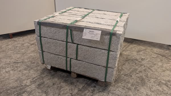 Campen Auktioner tilbyder granit kantsten på auktion til udendørsprojekter