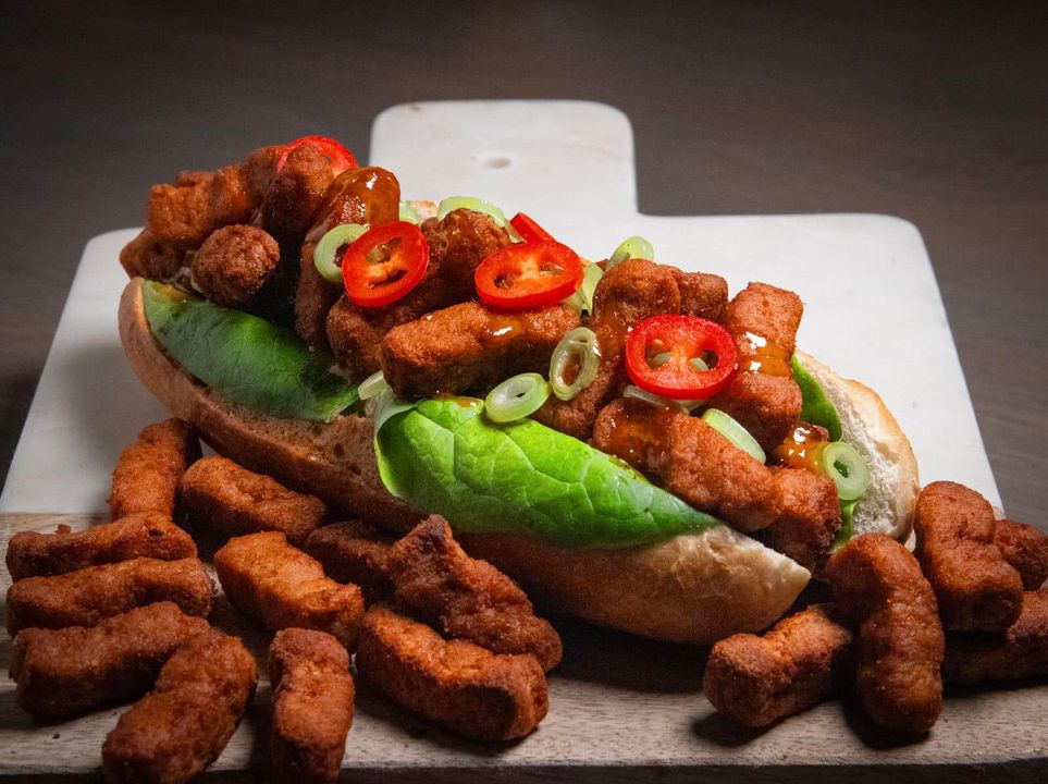 Tilbud på marineret kyllingestrimler hos Min Købmand Øster Bjerregrav: 2 kg for kun 99,95 kr