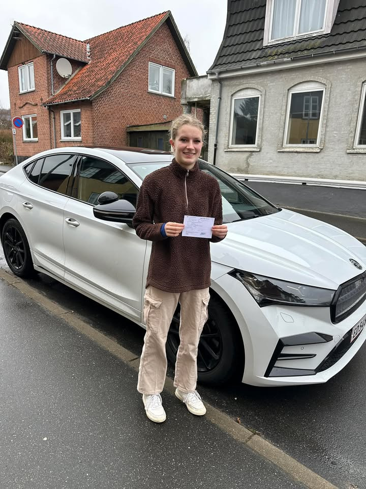 Rebecka Hagen klarer sig flot hos Frisdal Køreskole I/S: Førsteklasses kørekort og truckcertifikat i hus