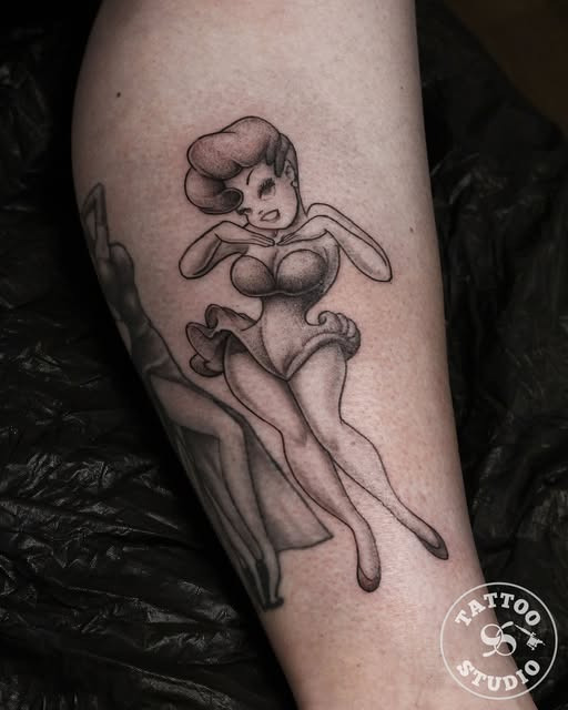 Tattoo Studio 96 viser pin-up inspired tattoo med bløde shadinger og rene linjer