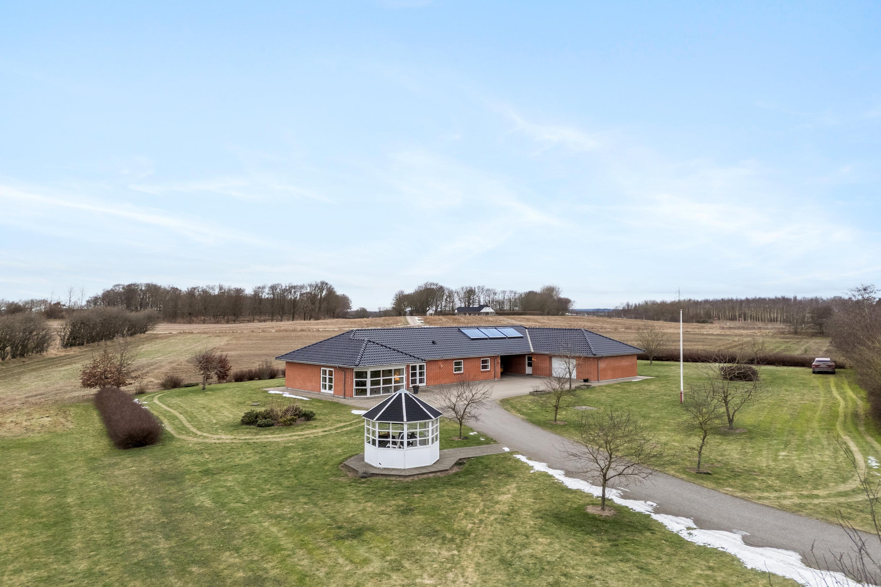 Indflytningsklar landejendom med plads til dyrehold ved Brønderslev.