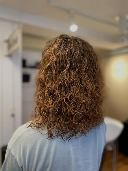 Hairways tilbyder skræddersyede permanente krøller for et naturligt look