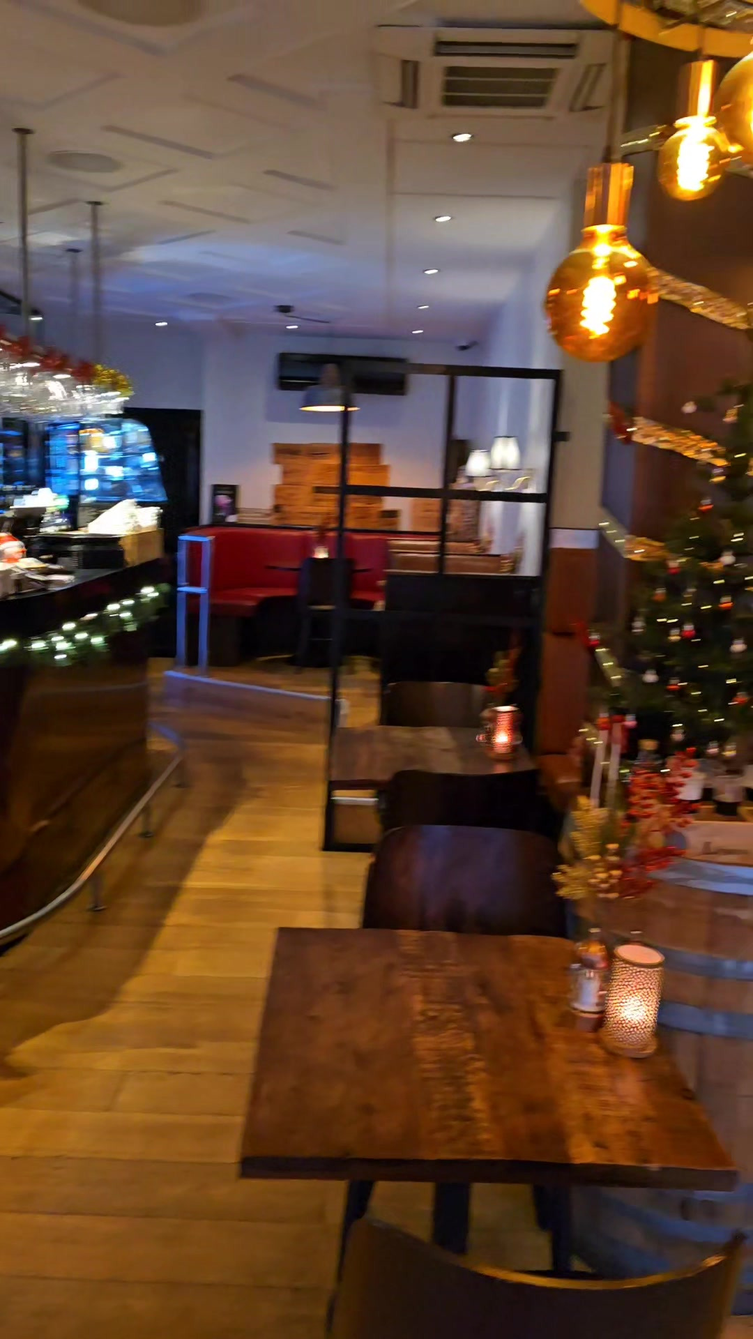 Café Tidslös er klar til julens komme med træet tændt på fredag