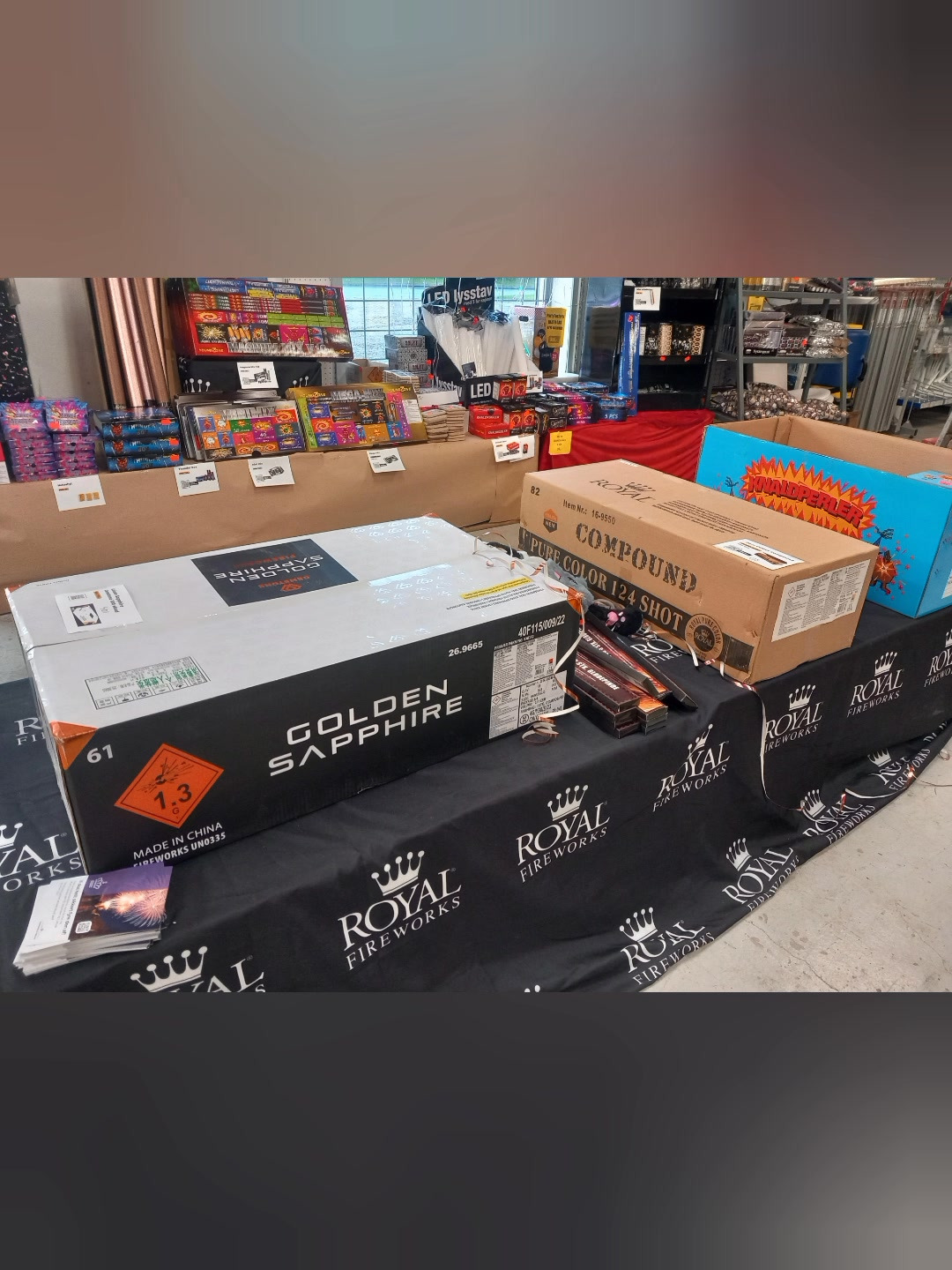 HH Trælast & Byggecenter A/S inviterer til shopping af fyrværkeri og festpynt på søndag indtil kl. 17.00