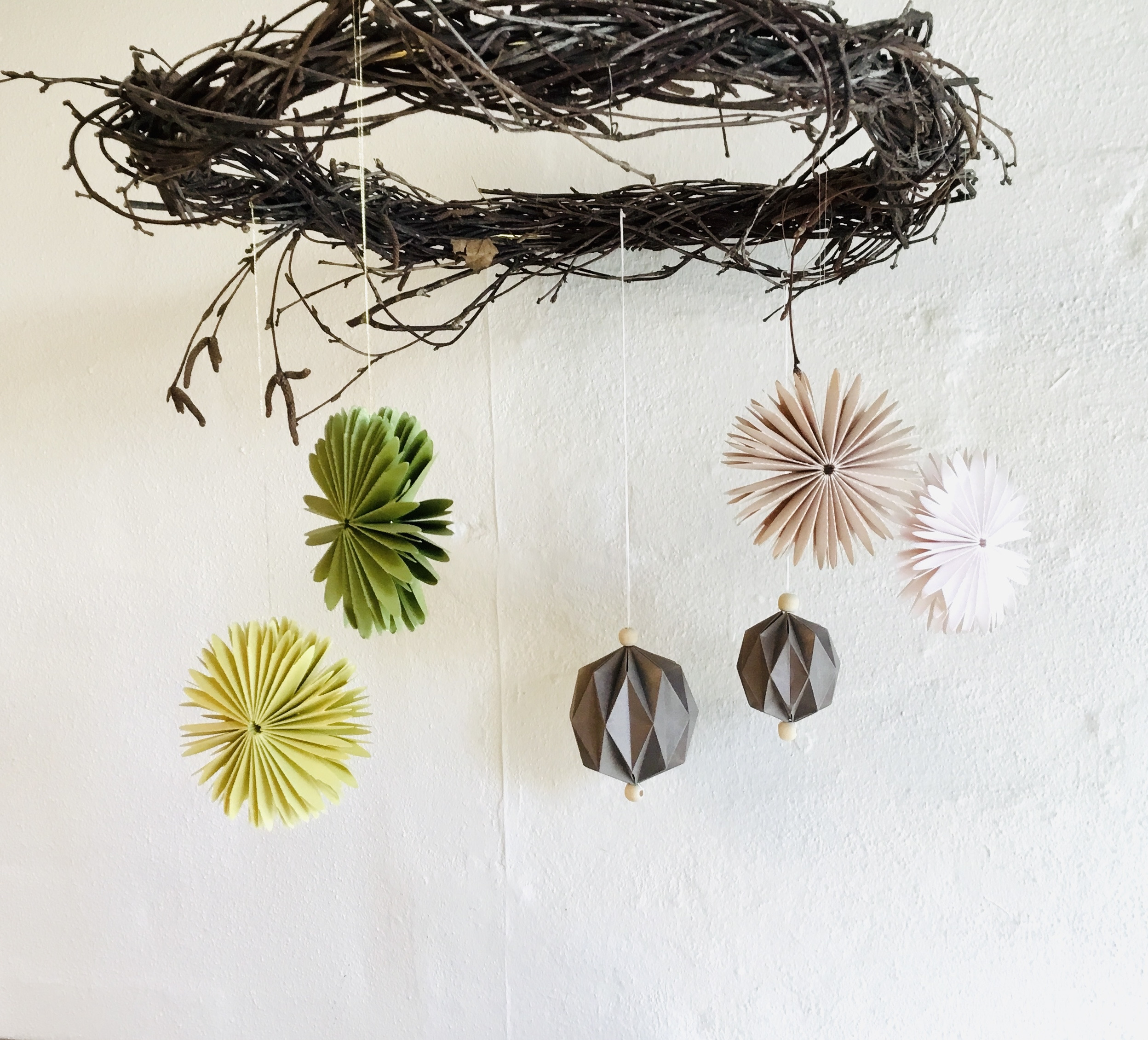 Skab forårsvedhæng i papir med Jette Jensen