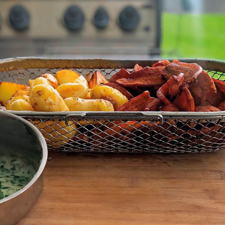 XL Byg Tømmergaarden Hals deler opskrift på stegt flæsk med kartofler og persillesovs