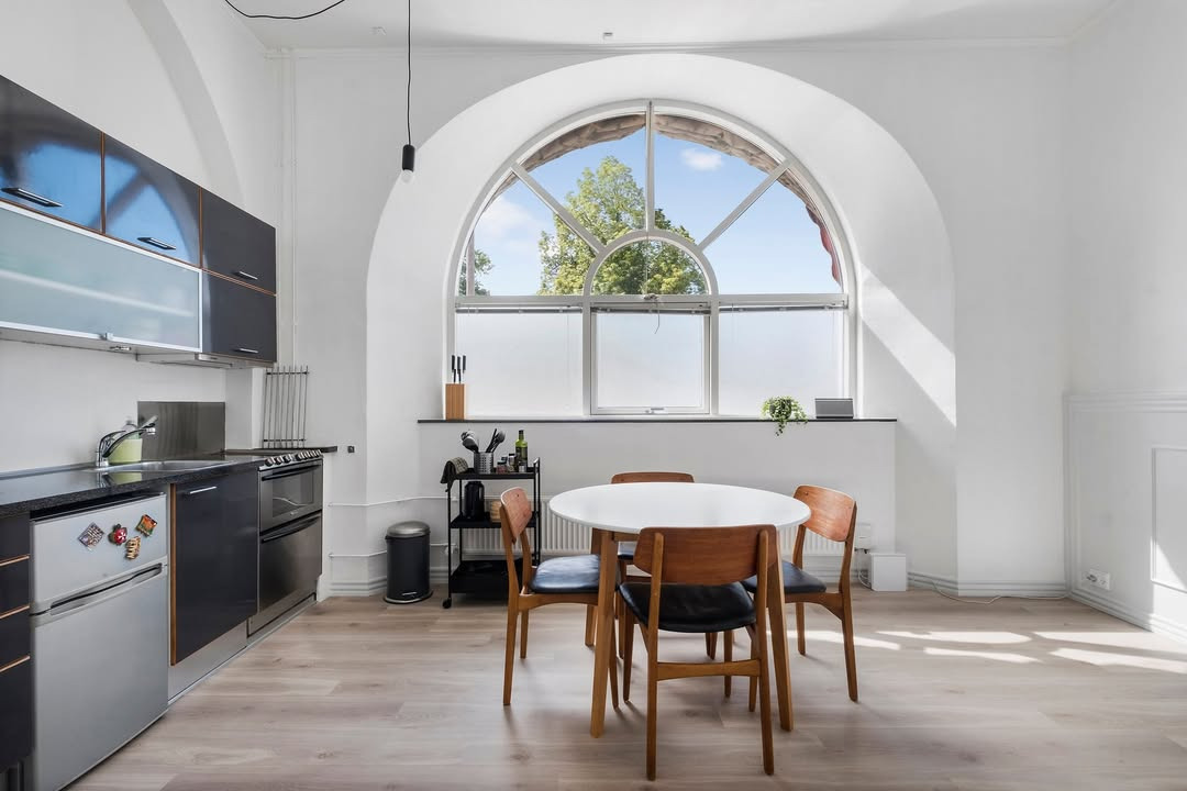 Ejendomsmæglerne Hansen & Thoft præsenterer imponerende stuelejlighed i Aalborg