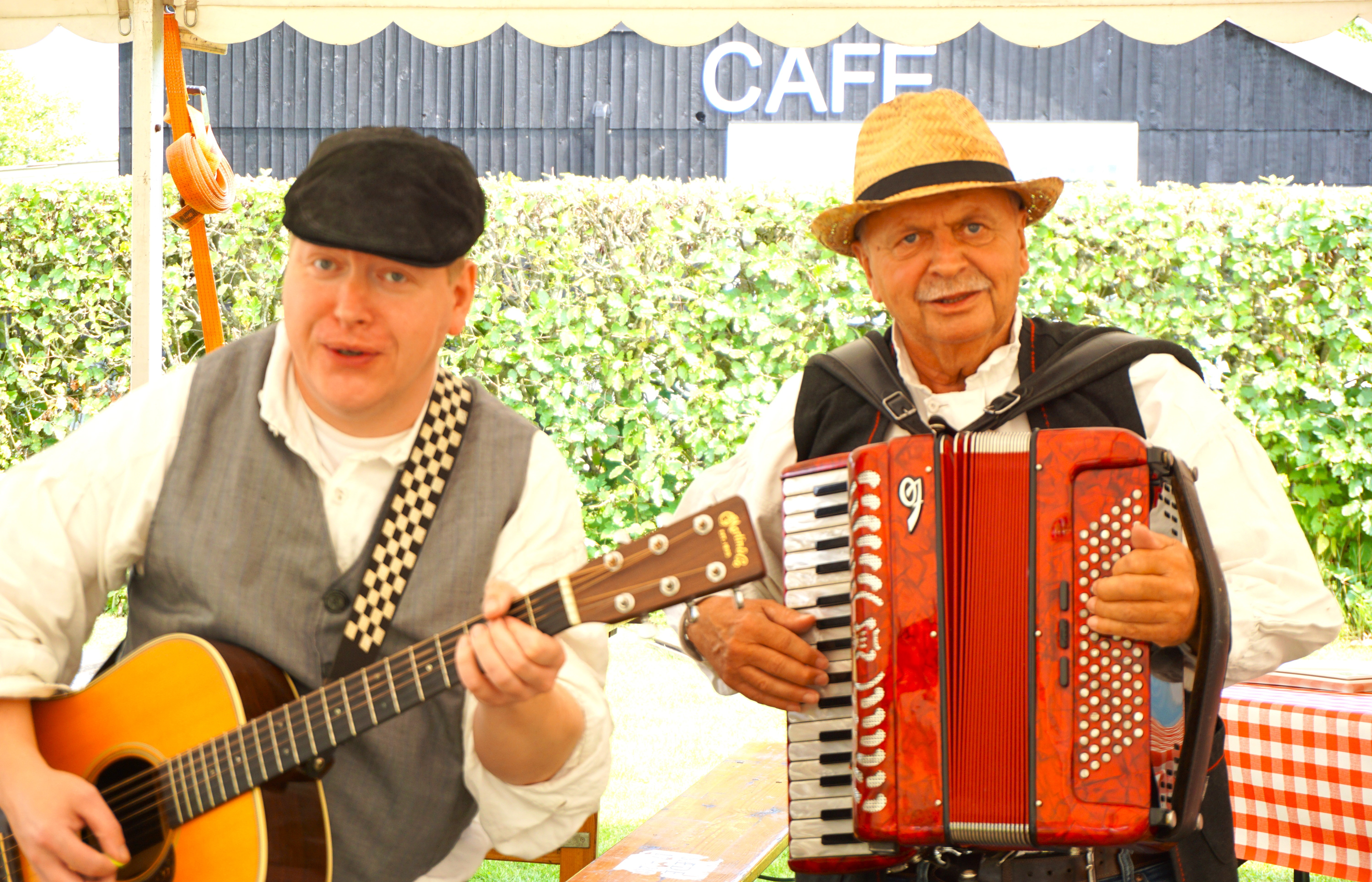 Traditionel gademusik i Spisestuen i Odder