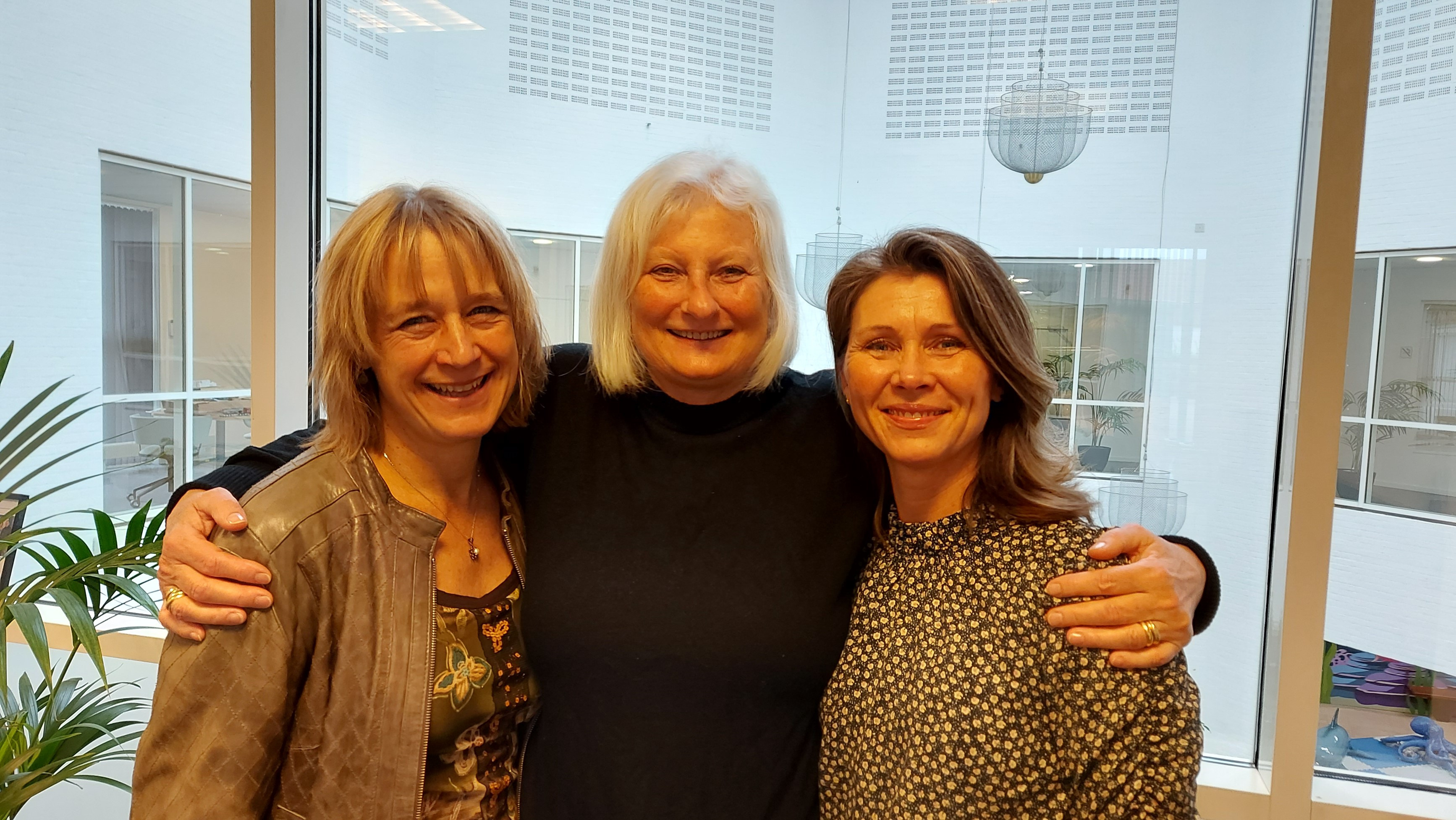 Virksomhed donerer kontorinventar til lokal genbrugsbutik