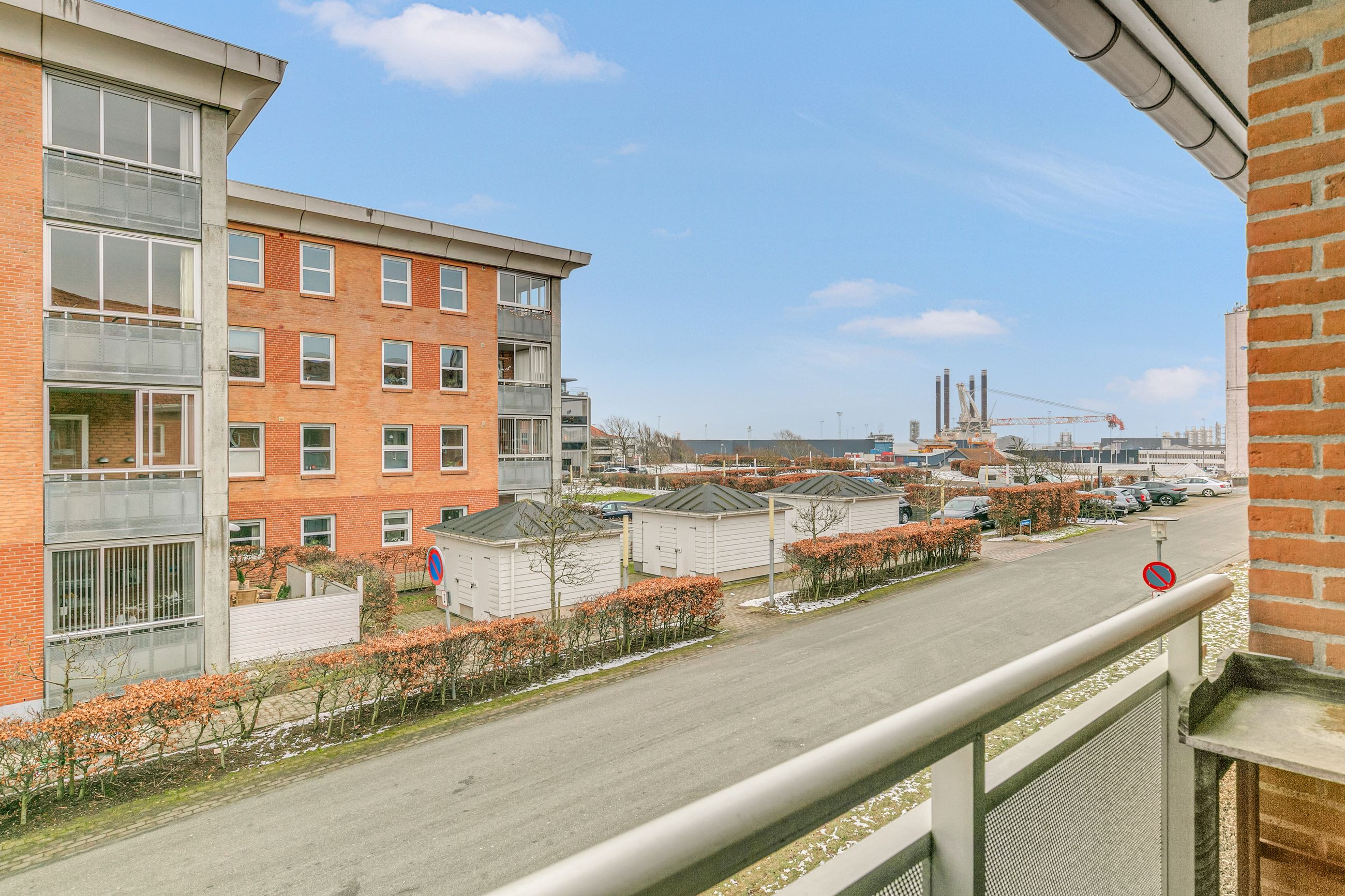 Nydelig stor velindrettet Andelsbolig på 1 sal  106 m2, med solrig altan , i pæn vedligeholdt ejendom, med parkering i gården.