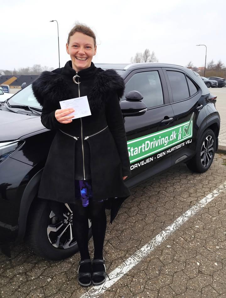 StartDriving.dk fejrer Annika for hurtigt opnået kørekort som 22-årig hos Hosbonds Køreskole