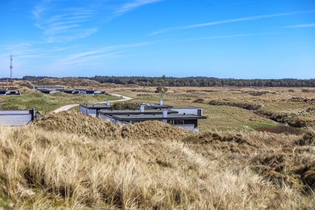 Mæglerhuset præsenterer ny pris på renoveret sommerhus tæt på Vesterhavet