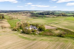 Nørvad 4: EDC Støvring præsenterer en unik ejendom i naturskønne omgivelser