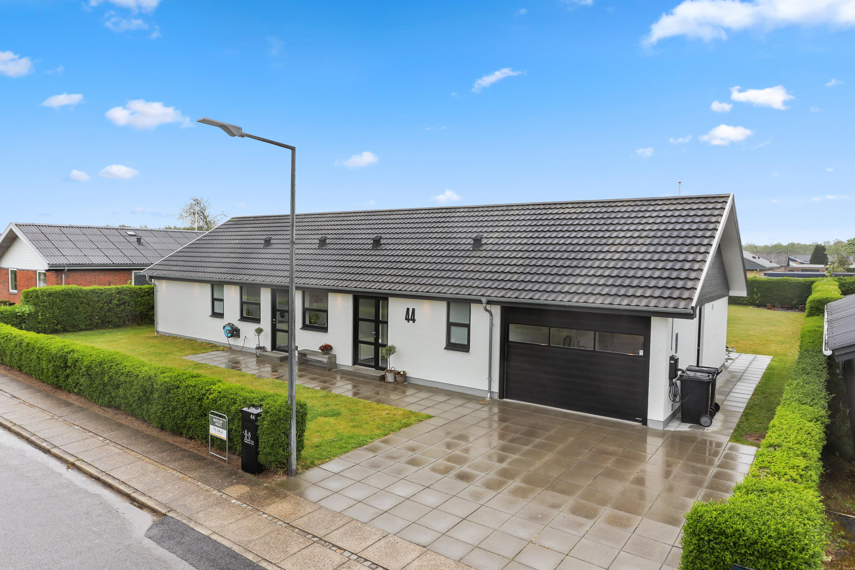 Til salg hos Mæglerhuset Sæby: Flot renoveret villa med stor garage i Vestbyen