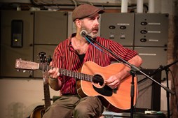 Oplev sjælfuld musik og historiefortælling med Jens i Villebøl
