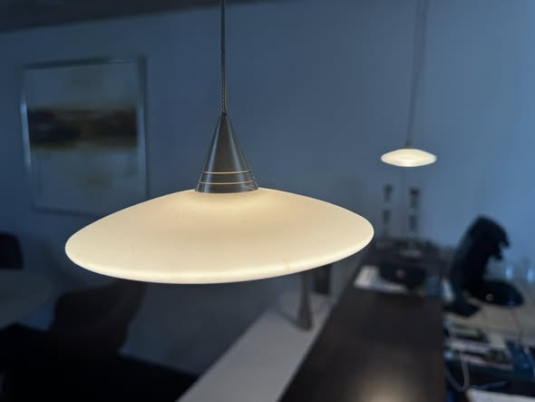 Jysk Frisørinventar tilbyder ufo-lignende pendellamper til nedsat pris