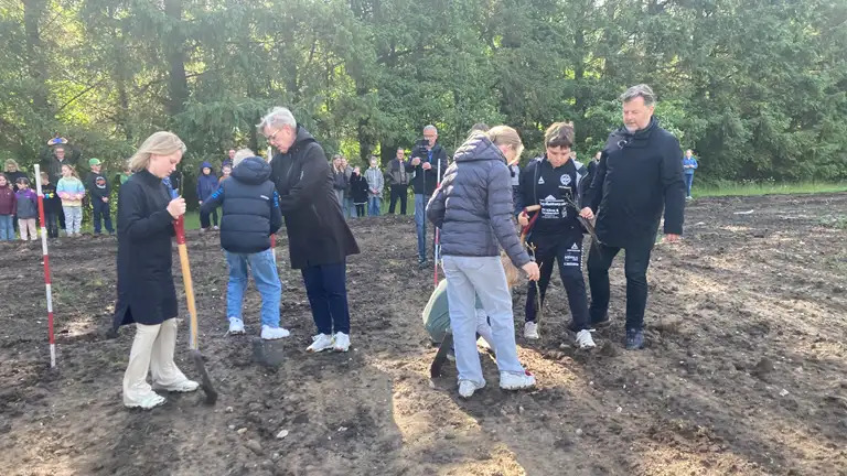 Børn og lokale planter ny skov i Lendum for at støtte miljøet og fremtiden