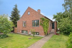 Eksklusivt renoveret villaidyl i Hvidovre – æstetik, kvalitet og solrig have