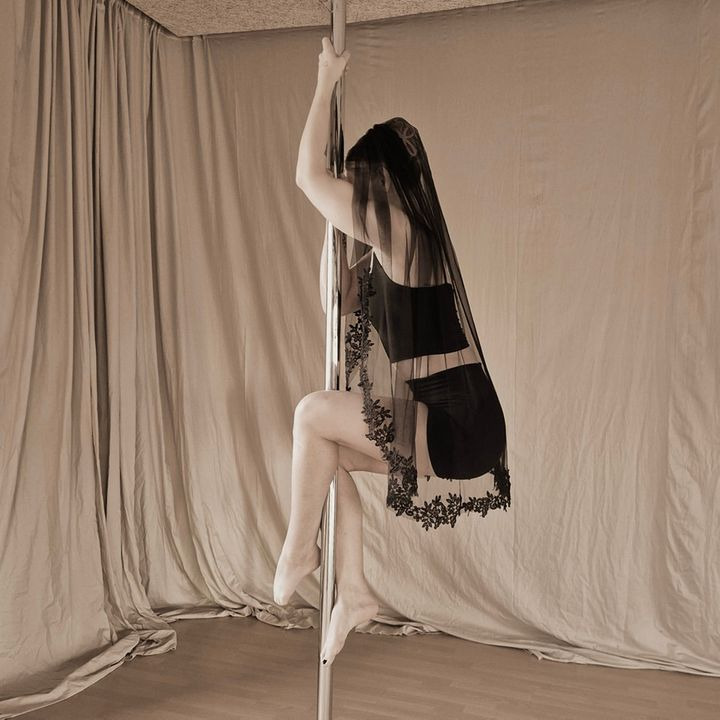 Pole Fitness Vejle: Smukke billeder fra spontant photoshoot med slør