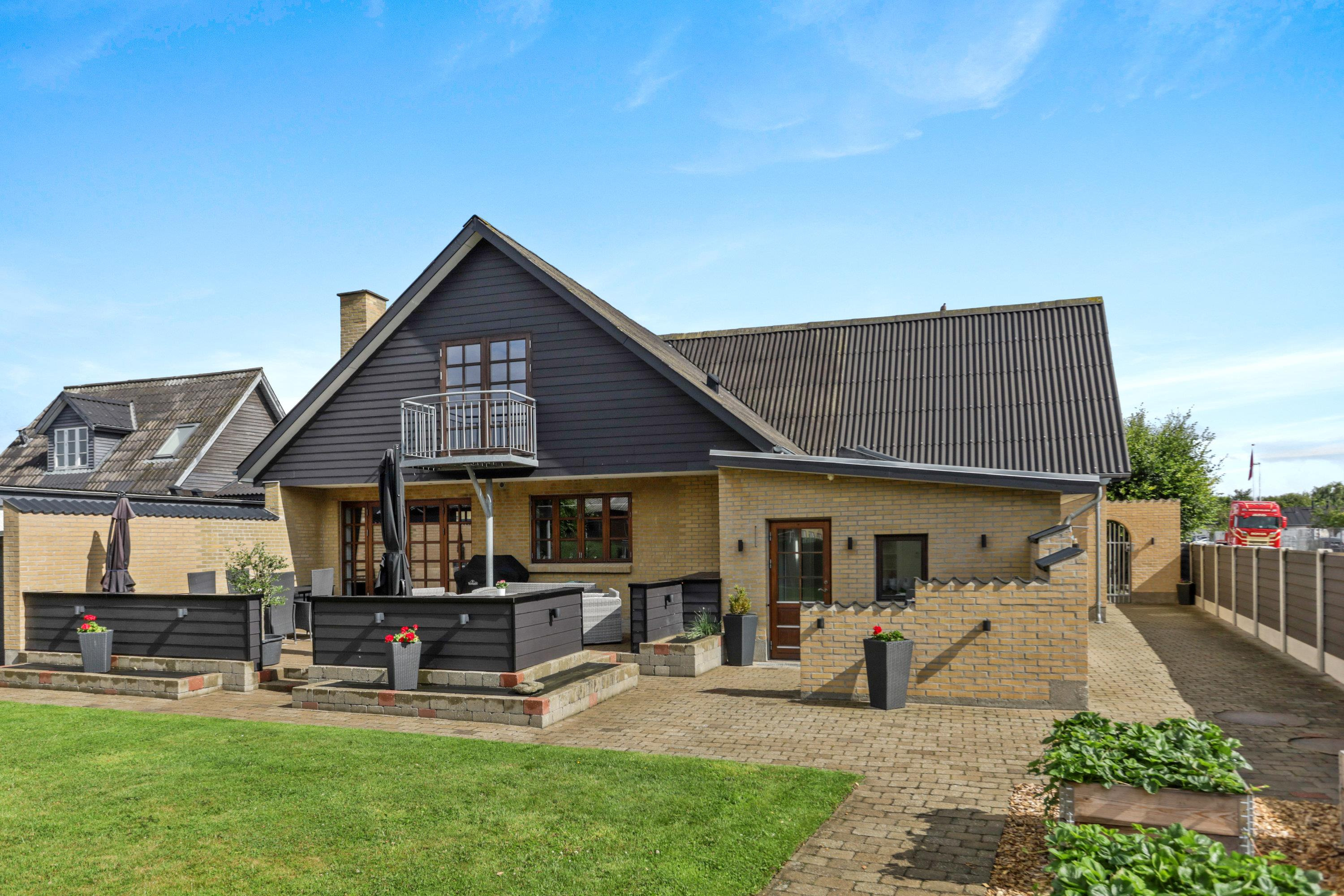 Velholdt og indbydende villa med separat lejlighed