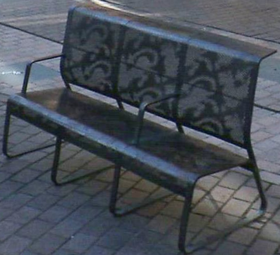 Viborg sælger ikoniske bymøbler – køb unikke bænke og stole med løvemønster