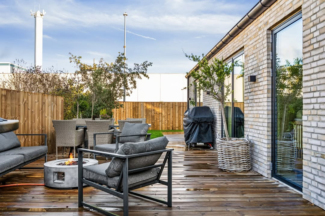 Ejendomsmæglerne Hansen & Thoft præsenterer stilrent nybygget dobbelthus i Svenstrup