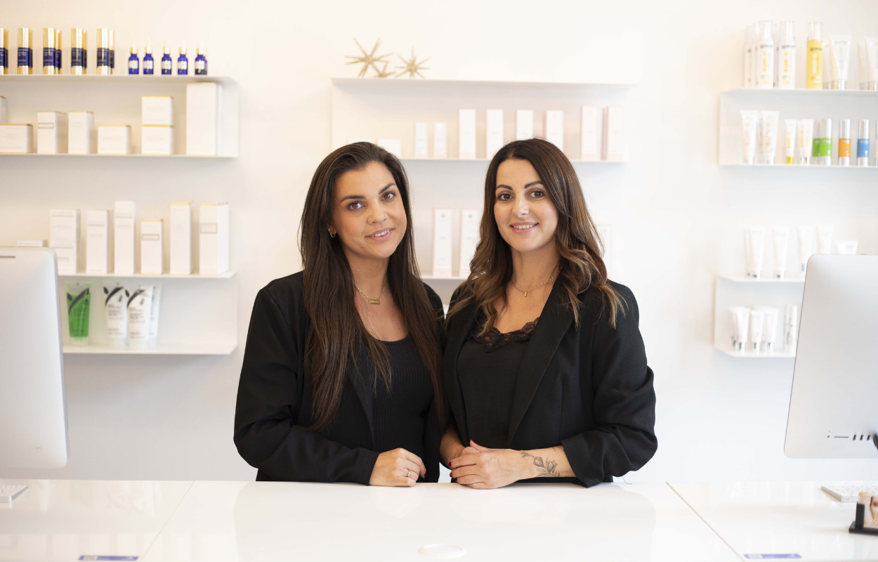 Emsuda Koco har i over et årti drevet skønhedsklinik i byen: “Jeg elsker stadig det, jeg laver“