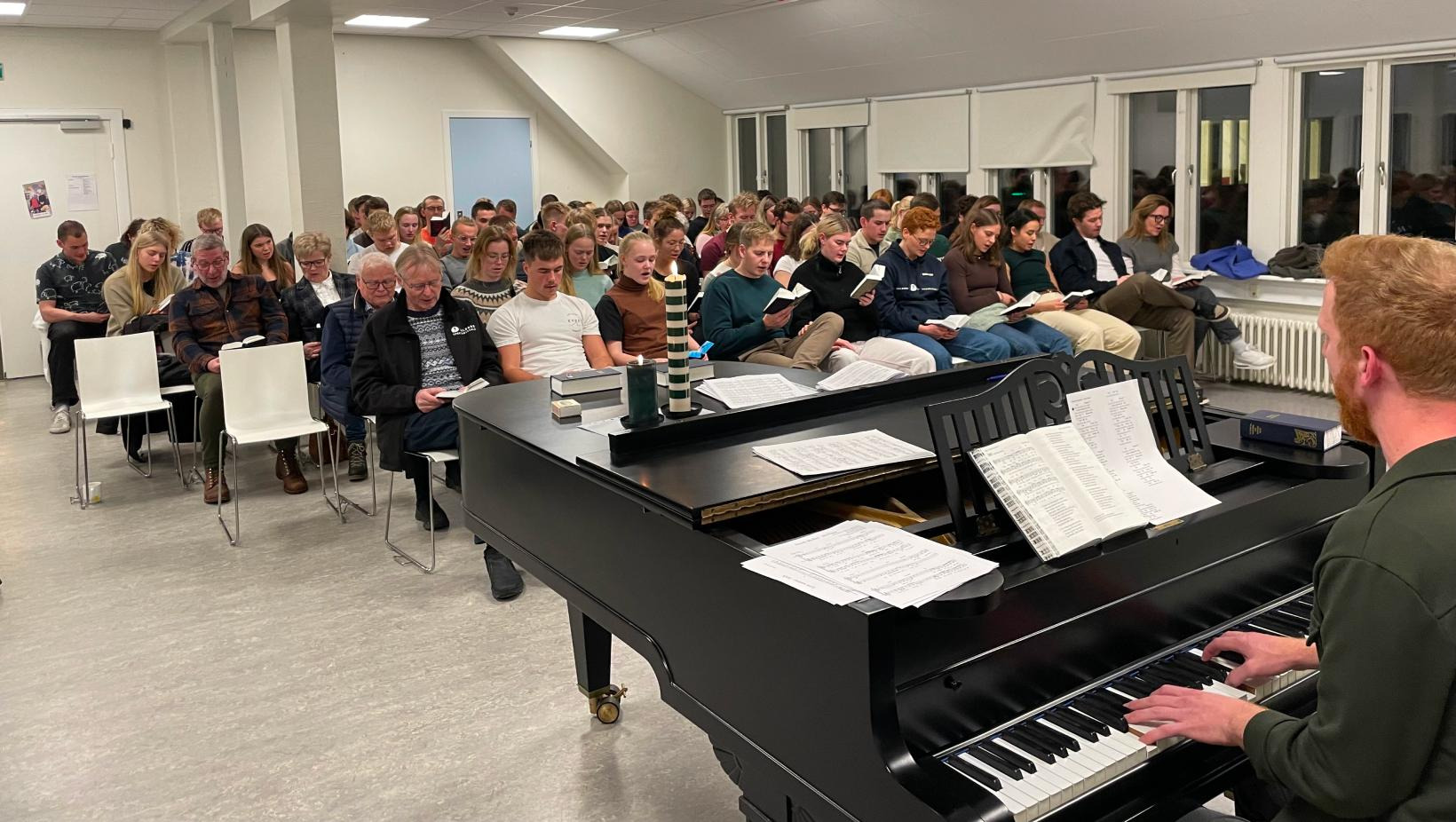 Højskoleaften på Aalborg Sportshøjskole: Sang, kage og fællesskab