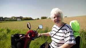 Med marsvin og hund i kurven kører Rie fra alle på sin elscooter