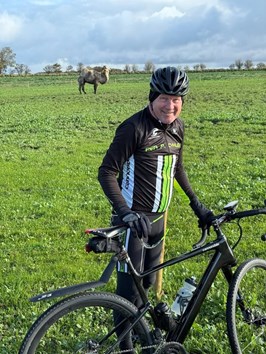 Per P. Cykler nyder weekendcykeltur i Thyholm med uventet selskab