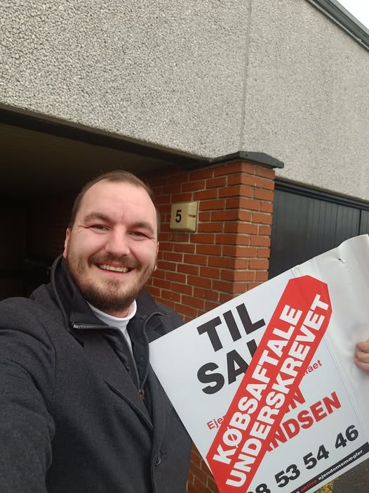 John Frandsen Herning underskriver købsaftale og stopper fremvisninger på Børglumvej 5