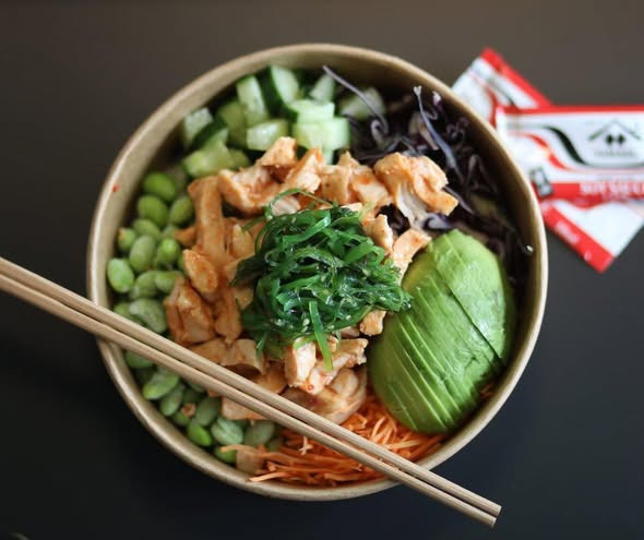 Hos Emma inviterer til frokost med pokebowls, sandwich og meget mere