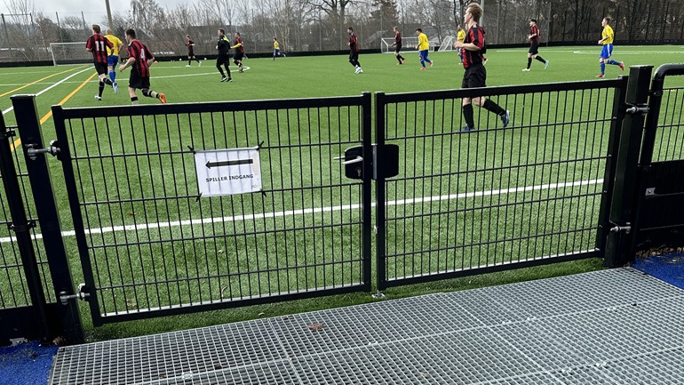 Ny kunstgræsbane holder gummigranulat på banen