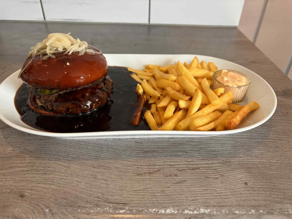 Café Møller tilbyder bøfsandwich med pomfritter til specialpris på søndag