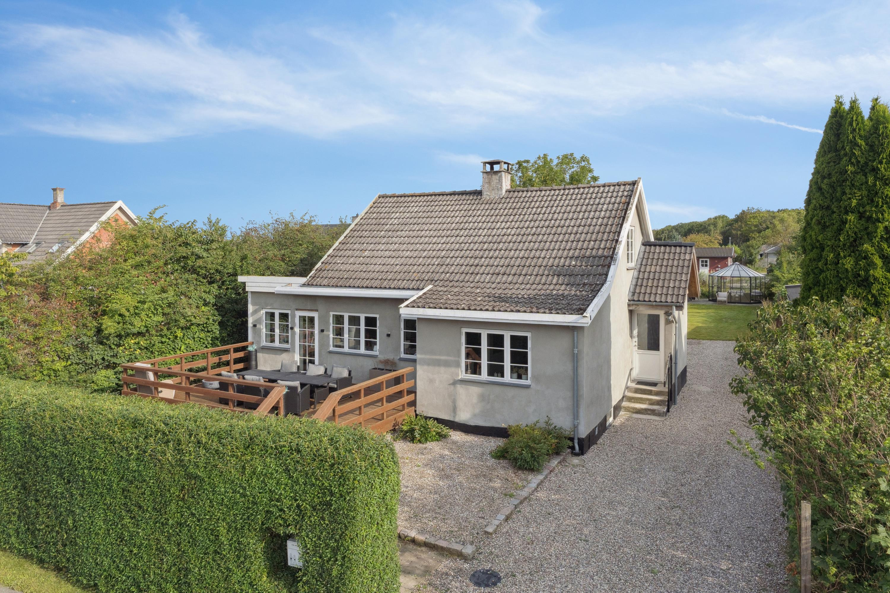 Til salg hos RealMæglerne Næstved by Bülow ApS: Hyggelig bungalow med nem have og godt værksted