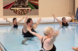 Fokus Folkeoplysning annoncerer ledige pladser på puls og power i vand-hold