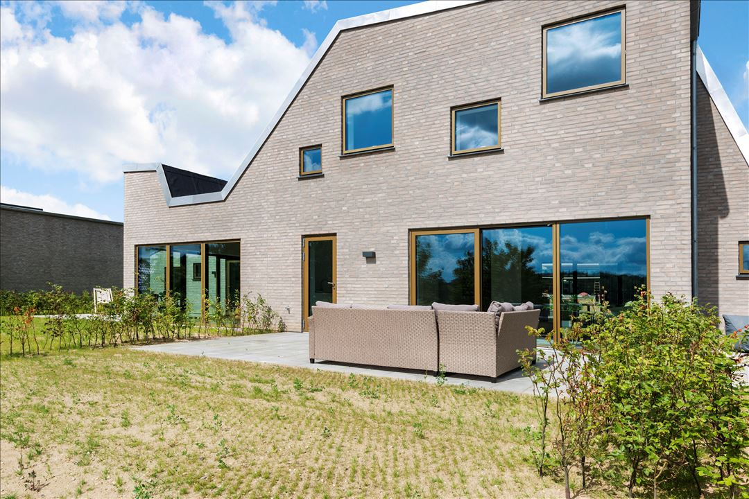 Til salg hos EDC Torben Larsen: Arkitektonisk rækkehus med udsigt